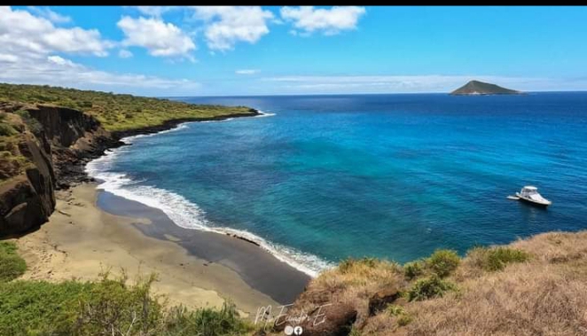 cuevas de los piratas y playa de arena verde